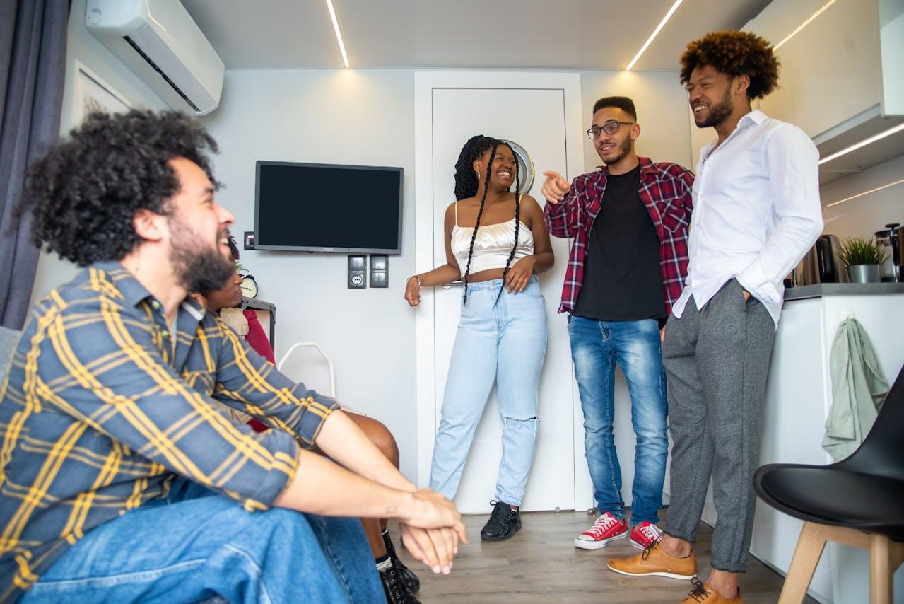 Люди беседуют в спокойной обстановке